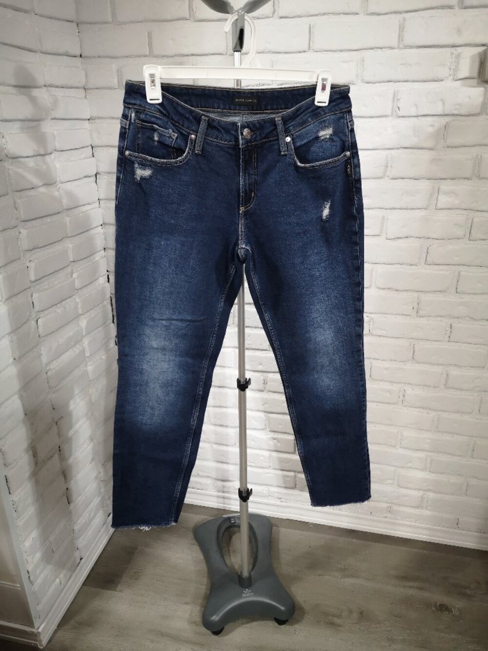 Silver Jeans Co. Ladies Size 31/29 Medium Wash w/ Distressing Boyfriend Jeans